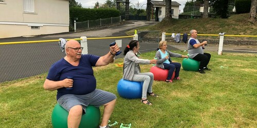 personnes pratiquant des exercices sur un ballon