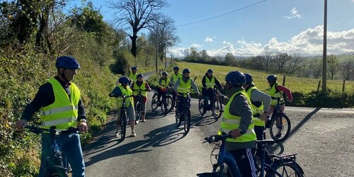 groupe de personnes à vélo